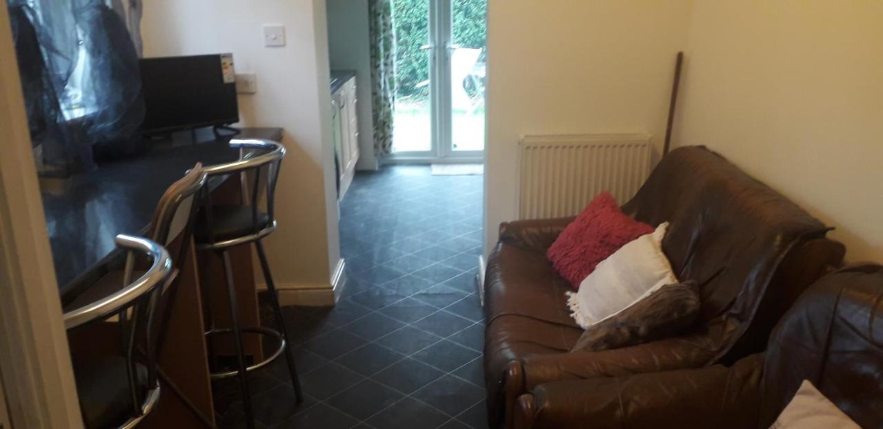 Green Village Guest House - Near Manchester Airport Sale Exteriör bild