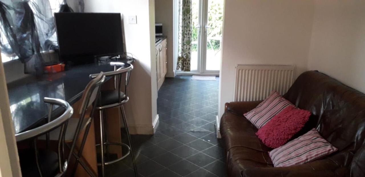 Green Village Guest House - Near Manchester Airport Sale Exteriör bild