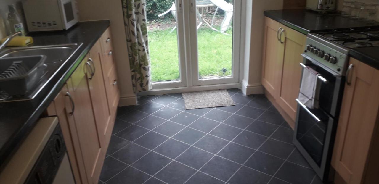 Green Village Guest House - Near Manchester Airport Sale Exteriör bild